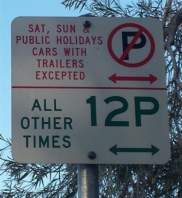 Shared car-trailer parking bay signs at Weinam Creek
